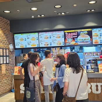 Saloon Burger Elli Saat Sıra Bekleme Ve Para İdesi