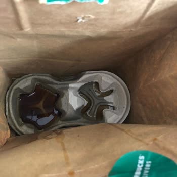 Starbucks Kahveyi Döküp Sırf Şikayet Edemeyelim Diye Kaçtı Kurye