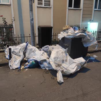 Ümraniye Belediyesi Çöp Toplanamıyor Ve Çöpler Yollarda