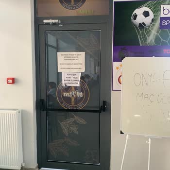 Yenimahalle Belediyesi Yenimahalle Ata Yüzme Havuzunda Kabadayı Tavırlı Personel.