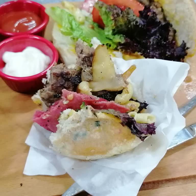 Kahve Sokağı İşletmenin Bozuk Gıda Yedirmesi