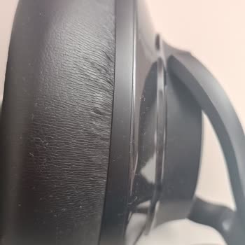 JBL Quantum, Deri Kısımlarında Deforme
