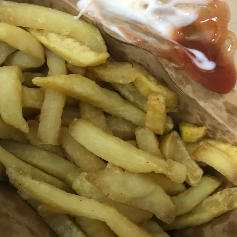 Köfteci Yusuf Bayat Patates Yediriyorlar