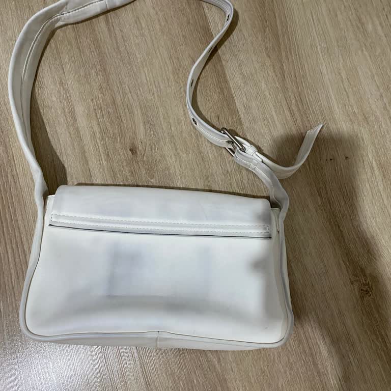 Calvin Klein Renk Değişimine Uğrayan Çanta