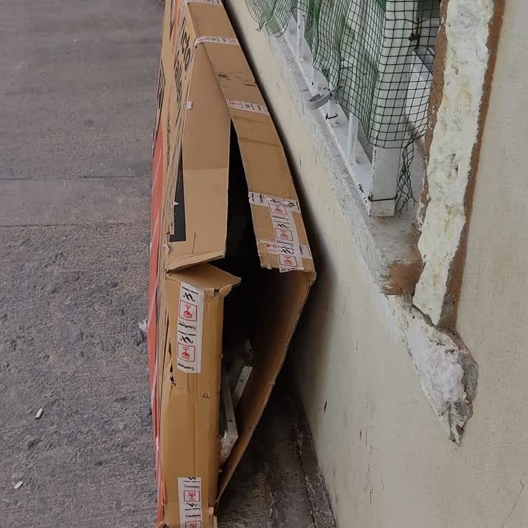 MNG Kargo Aramadan Kargoyu Görevli Evinin Önüne Atıp Kaçmış.