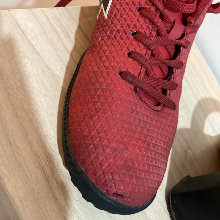 Lotto Marka Halısaha Kramponunda Erken Yırtılma Sorunu