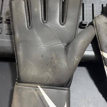Nike Kullanılmış Ve Yırtık Eldiven Gönderdi