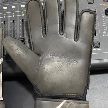 Nike Kullanılmış Ve Yırtık Eldiven Gönderdi