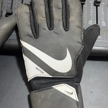 Nike Kullanılmış Ve Yırtık Eldiven Gönderdi