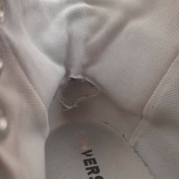 Converse Ayakkabımın İçinde Arka Kısmında Yırtıklar Var