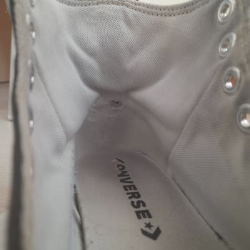 Converse Ayakkabımın İçinde Arka Kısmında Yırtıklar Var