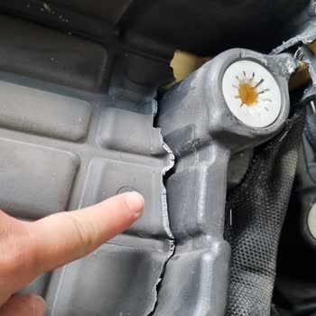 Mercedes'in Koltukları Kırılıyor Ve Koluman İlgilenmiyor