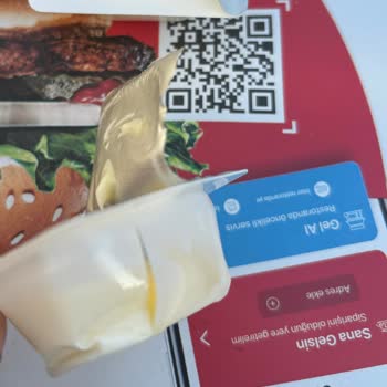 Burger King Mayonezin İçinin Kuru Verilmesi Ve Kişilerin İlgisizliği