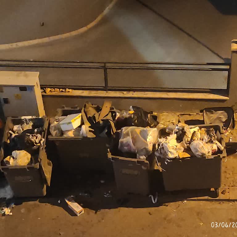 Ümraniye Belediyesi Çöp Konteynır Sorunu Ve Her Gün Bu Şekilde Maalesef