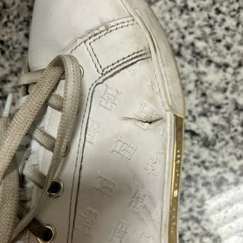 Tommy Hilfiger Ayakkabı 1,5 Senede Yırtıldı.