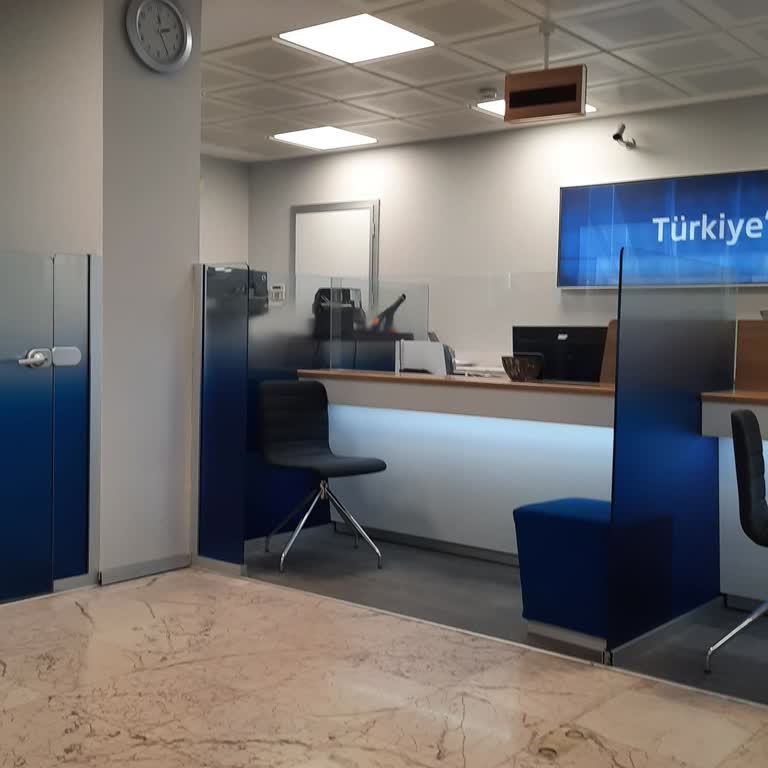 İş Bankası Çalışanları İslerini Yapmıyor