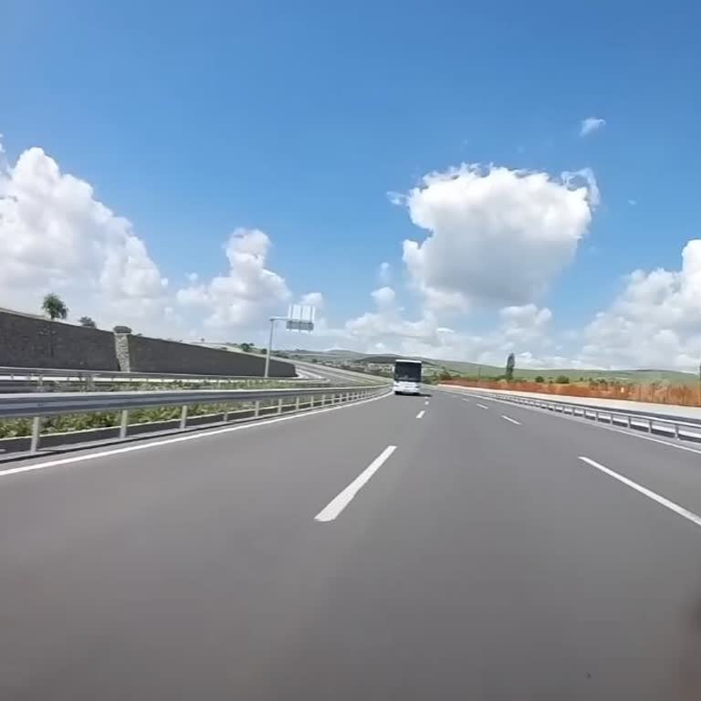 Otobanda Ters Şeritten Gelen Uludağ Turizm Yolcu Otobüsü!