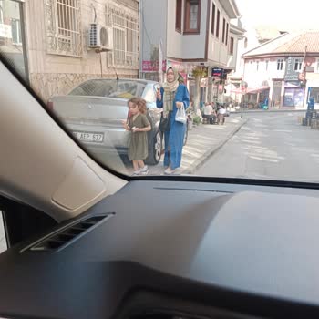 Bursa Büyükşehir Belediyesi Sakal Döken Caddesi Kaldırıma Park Eden Araçlar