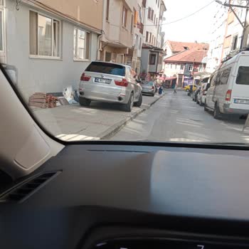 Bursa Büyükşehir Belediyesi Sakal Döken Caddesi Kaldırıma Park Eden Araçlar