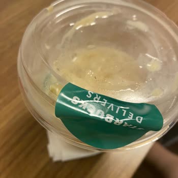 Getir Yemek Starbucks Kahvelerinin Ağzı Açık Dökülmüş Olarak Gelmesi