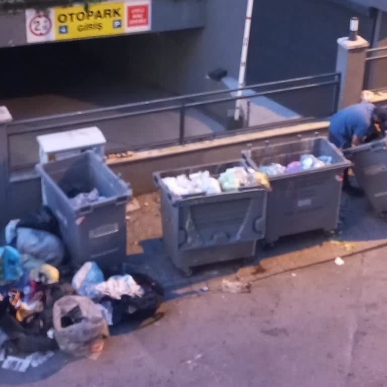 Ümraniye Belediyesi Ümraniye İstiklal Mahallesi Çöp Konteyneri Sorunu