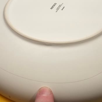 Karaca Geschirrservice mit 6 gerissenen Tellern - Ersatz gefordert, Bitte um schnelle Antwort