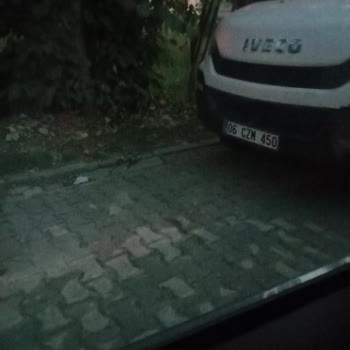 Kartepe Belediyesi Evimin Caminin Önüne Park Edilmesi