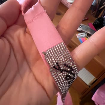 Victoria's Secret Kalitesiz Malzeme Kullanıyor. 3 Giyişte Parçalandı