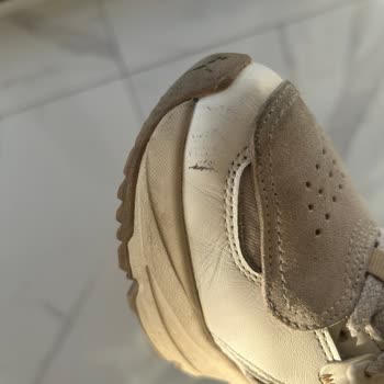 Puma Kadın Ayakkabının Sağ Ayağı Yırtık Ve Deforme