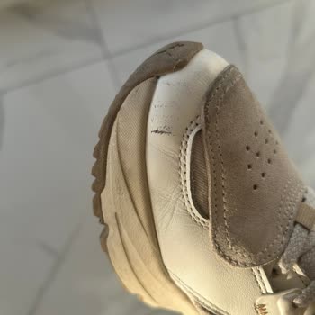 Puma Kadın Ayakkabının Sağ Ayağı Yırtık Ve Deforme