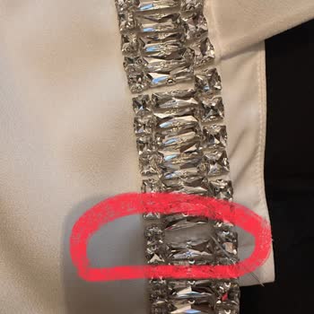 Adil Işık Group Özel Tasarım Bluz Ve Etek Takımında Hayal Kırıklığı