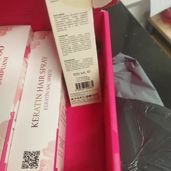 La Vesa Cosmetic Ürünler Kapağı Açık Geliyor