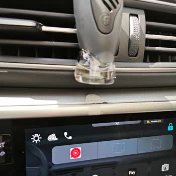 Glade Marka Araç Parfümü Aracın Plastiğine Ağır Zararlar Veriyor