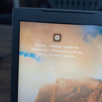 Monster Laptop Ekran Çerçevesi Çatlaması