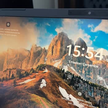 Monster Laptop Ekran Çerçevesi Çatlaması