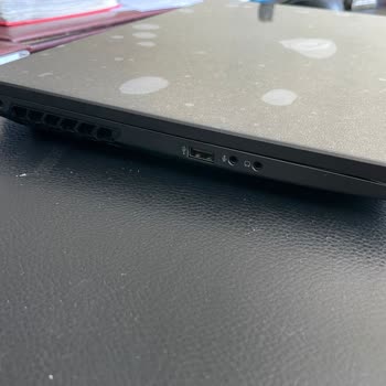 Monster Laptop Ekran Çerçevesi Çatlaması