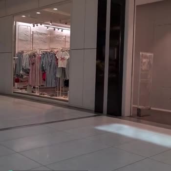 Bursa Korupark Stradivarius Çalışanının Konuşmayı Bilmemesi!