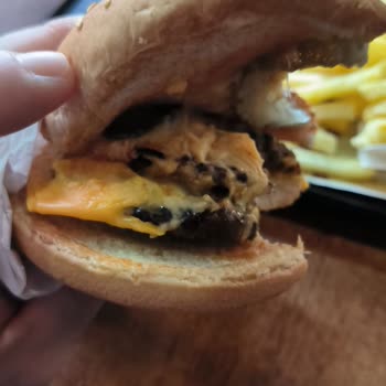Saloon Burger Ürün İçeriği Kötü Olan Bir Burger