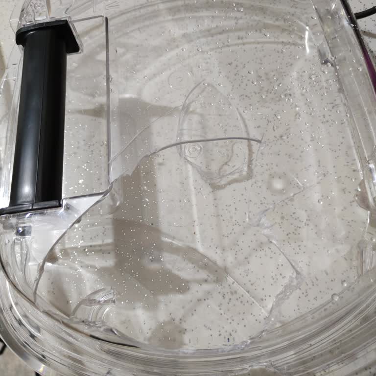 Hoover Su Tankı Düştü Ve Kırıldı