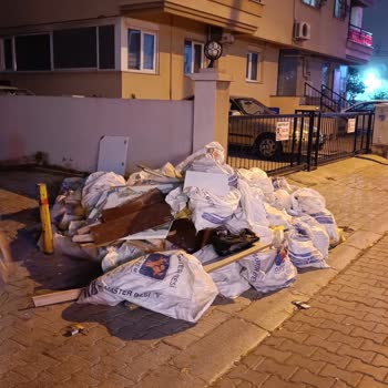 Bornova Belediyesi Tadilat Hafriyatın Kaldırımdan Kaldırmıyor.