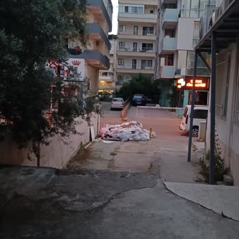 Bornova Belediyesi Tadilat Hafriyatın Kaldırımdan Kaldırmıyor.