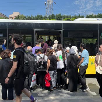 İBB - İstanbul Büyükşehir Belediyesi 500t Şikayet 1 Saat Otobüs Beklenmemeli