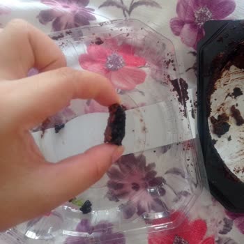 BİM Osmanoğlu Yaş Pasta İçinde Kömüre Benzer Kimyasal Çıktı