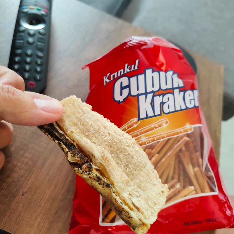 BİM Kırınkıl Marka Çubuk Krakerin İçerisinden Çıkan Garip Şey