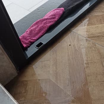 Sur Çelik Kapı Yağmur Suyunu Olduğu Gibi İçeriye Alıyor!