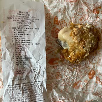 Popeyes Hamburgerinin İçinden Çıkan Kemikli Tavuk