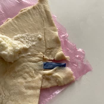 A101 Marketten Alınan Milföy Hamurunda Plastik Parça