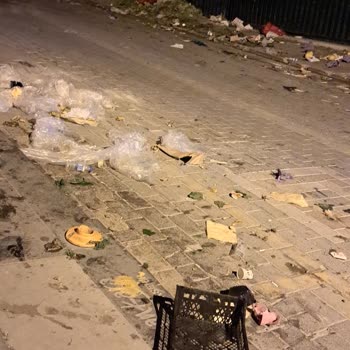 Keçiören Belediyesi Pazarcı Esnafı Sokakları Çöp İçinde Bırakıyor...