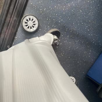 Kamil Koç Muavini Valiz Tekerini Kırdı