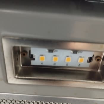 Siemens Davlumbaz Alt Işık Kapaklarının Sürekli Düşmesi